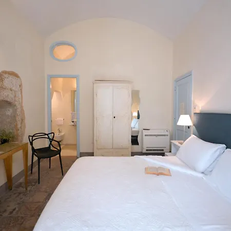 فندق مبيت وإفطار Palazzo Del Capitolo - By I Bastioni San Domenico غالّيبولي